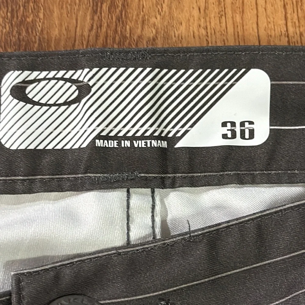 Oakley Hydrolix Men Sz 36 Grey White Stripes Zip Shorts - Picture 7 of 9